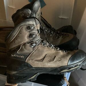 Men’s high top hiking shoes gore Tex lowa